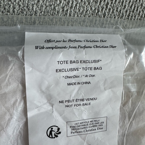 Embroidered VIP gift tote bag - Picture 3 of 4